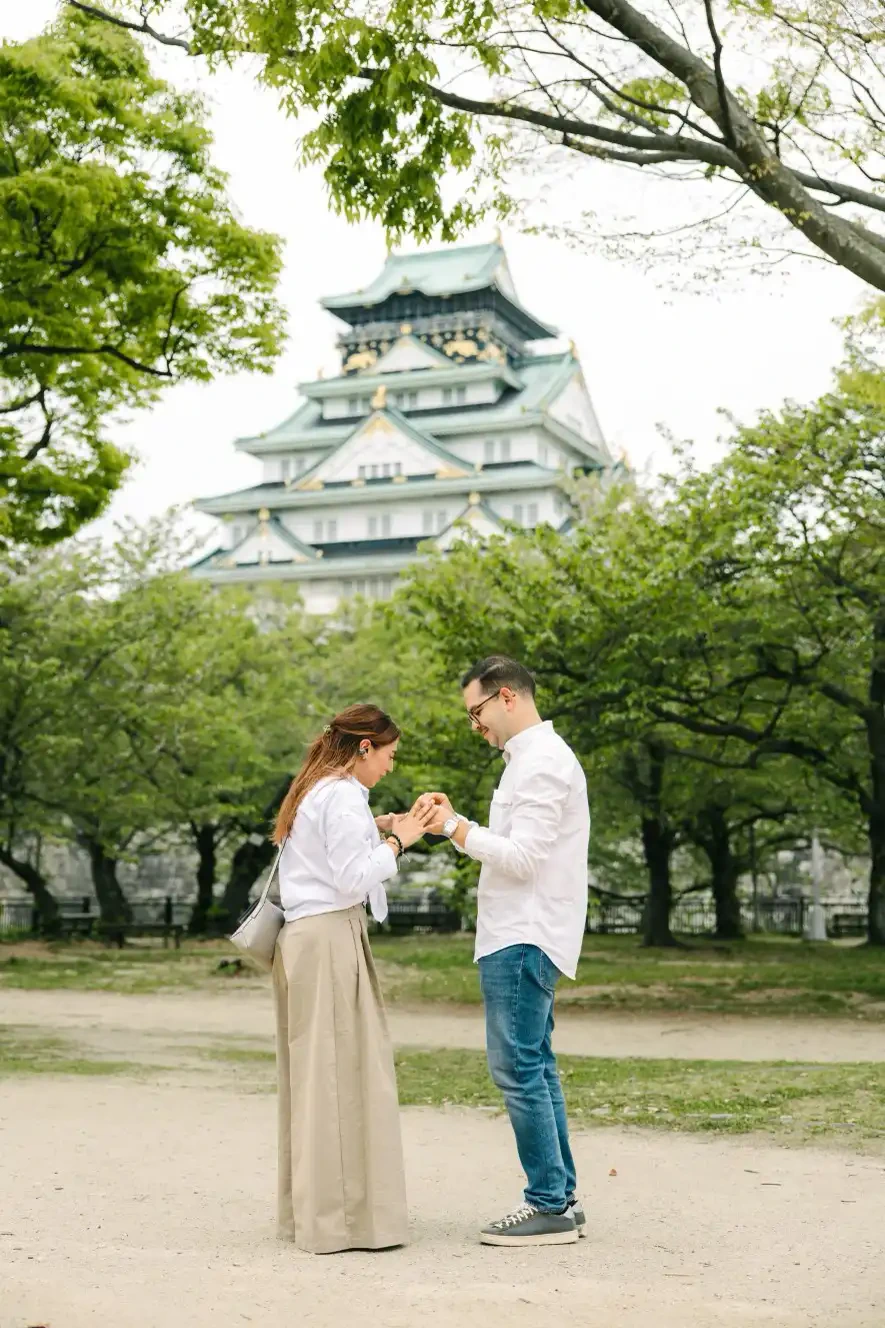Pareja frente al castillo de Osaka en el momento de la propuesta