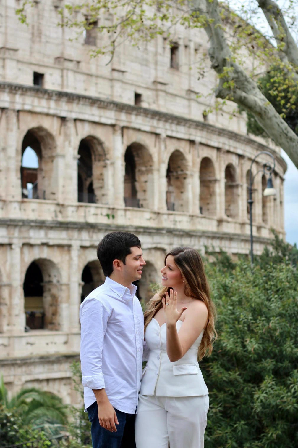 Pareja comprometida frente al Coliseo de Roma