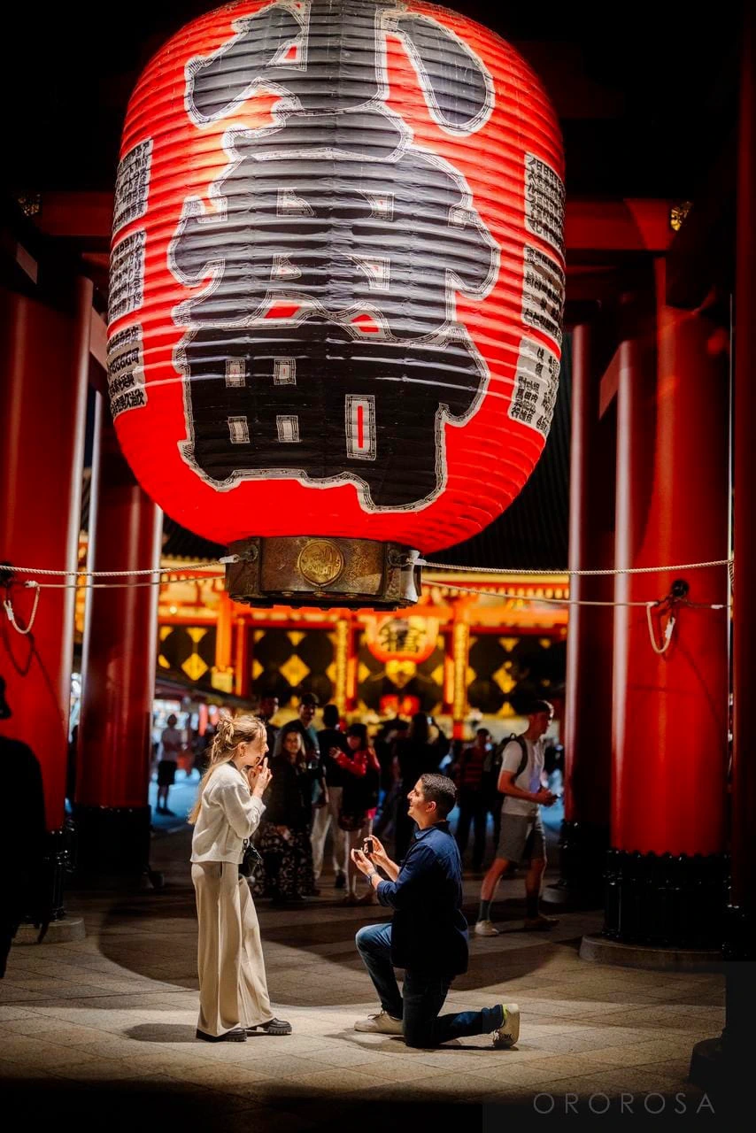 Propuesta de matrimonio bajo el gran farol rojo de un templo en Tokio