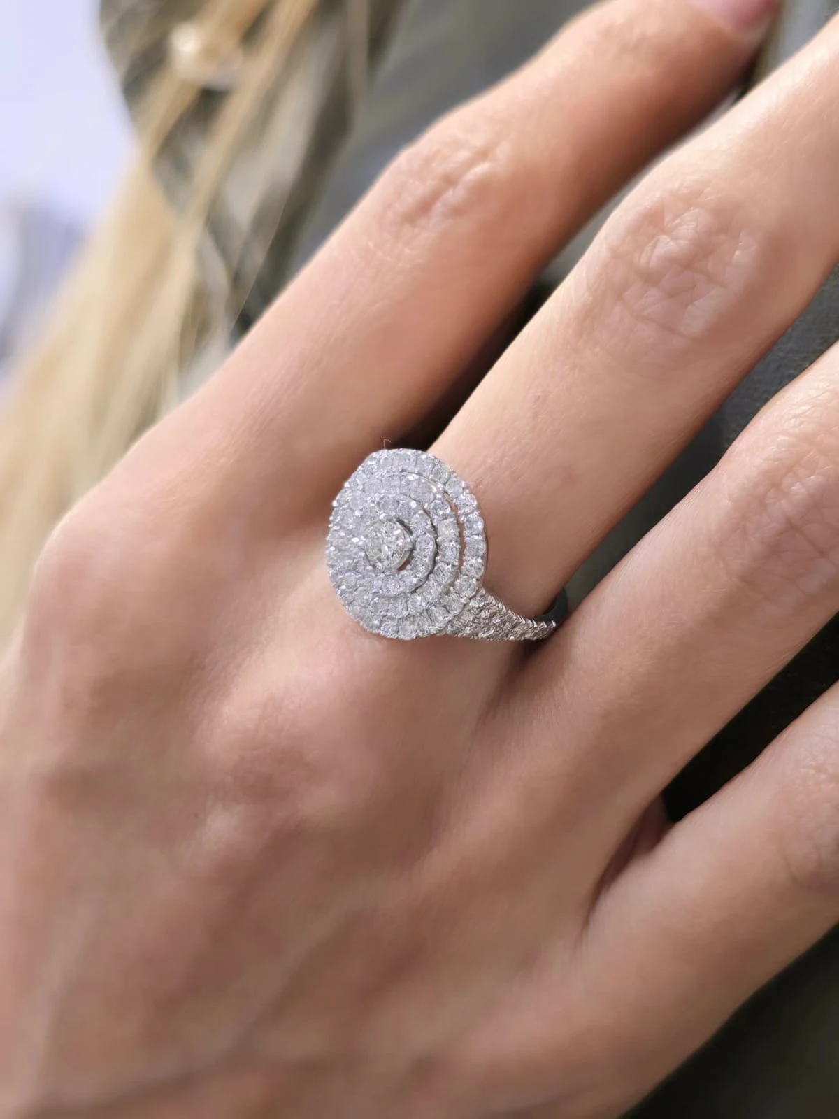 Anillo triple halo y diamantes (2/3)